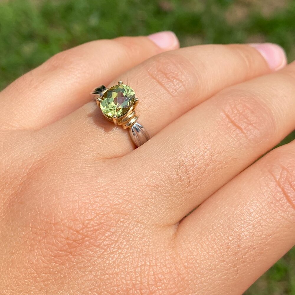 Peridot Ring in Yellow and White Gold - Picture 9 of 11